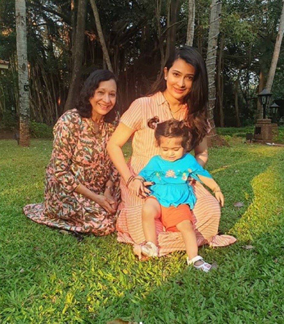 ಅಮ್ಮ ಹಾಗೂ ಮಗಳೊಂದಿಗೆ ರಾಧಿಕಾ ಪಂಡಿತ್