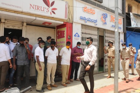 ಹಾಡಹಗಲೇ ಕಾಫಿನಾಡಲ್ಲಿ ದರೋಡೆಕೋರರಿಂದ ಫೈರಿಂಗ್; ಚಿನ್ನದ ಅಂಗಡಿ ಕೊಳ್ಳೆಗೆ ವಿಫಲ ಯತ್ನ ಹಾಡಹಗಲೇ ಕಾಫಿನಾಡಲ್ಲಿ ದರೋಡೆಕೋರರಿಂದ ಫೈರಿಂಗ್; ಚಿನ್ನದ ಅಂಗಡಿ ಕೊಳ್ಳೆಗೆ ವಿಫಲ ಯತ್ನ