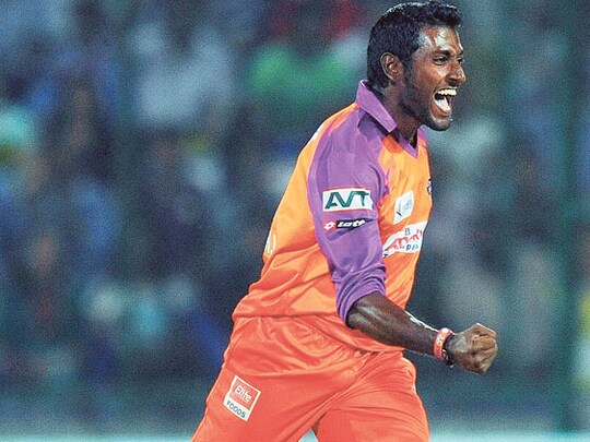  1. ಪ್ರಶಾಂತ್ ಪರಮೇಶ್ವರನ್:  ಮೇ 8, 2011 ರಂದು, ಐಪಿಎಲ್‌ನ ನಾಲ್ಕನೇ ಸೀಸನ್​ನಲ್ಲಿ ಕೊಚ್ಚಿ ಟಸ್ಕರ್ಸ್ ಹಾಗೂ ರಾಯಲ್ ಚಾಲೆಂಜರ್ಸ್ ಬೆಂಗಳೂರು ಮುಖಾಮುಖಿಯಾಗಿತ್ತು. ಮೊದಲು ಬ್ಯಾಟ್ ಮಾಡಿದ ಕೊಚ್ಚಿ ತಂಡವು 9 ವಿಕೆಟ್‌ಗಳಿಗೆ 125 ರನ್ ಗಳಿಸಿತು.