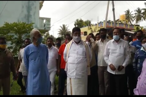 ರಾಮನಾಥಪುರ ನೆರೆ ಪೀಡಿತ ಸ್ಥಳಕ್ಕೆ ಸಚಿವ ಕೆ.ಗೋಪಾಲಯ್ಯ ಭೇಟಿ ನೀಡಿ ಪರಿಶೀಲನೆ ನಡೆಸಿದರು. ಶಾಸಕ ಎ.ಟಿ.ರಾಮಸ್ವಾಮಿ, ಮಾಜಿ ಸಚಿವ ಎ.ಮಂಜು ಇದ್ದಾರೆ.