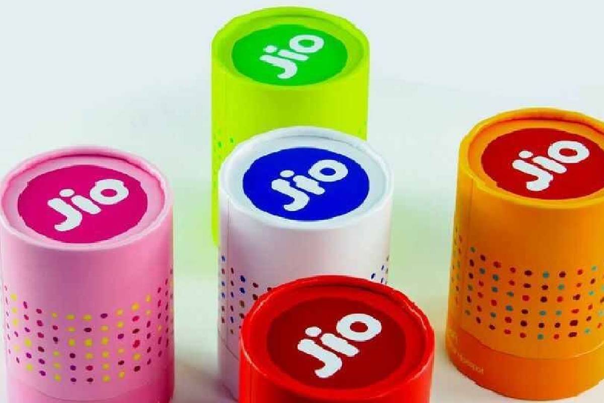  ಕ್ರಿಕೆಟ್​ ಪ್ರಿಯರು ಬಹುದಿನಗಳಿಂದ ಕಾದು ಕುಳಿತ್ತಿದ್ದ ಡ್ರೀಮ್​ 11 ಐಪಿಎಲ್ 2020 ಪಂದ್ಯಾಟ ಇಂದಿನಿಂದ ಪ್ರಾರಂಭವಾಗುತ್ತಿದೆ.  ರಿಲಾಯನ್ಸ್ ಜಿಯೋ ಕ್ರಿಕೆಟ್​ ಪ್ರಿಯರಿಗಾಗಿ ಐಪಿಎಲ್ ಲೈವ್​ ಪಂದ್ಯವನ್ನು ವೀಕ್ಷಿಸಲೆಂದು ಕಡಿಮೆ ಬೆಲೆಯ ಪ್ರಿಪೇಯ್ಡ್​​ ಪ್ಲಾನ್​ಗಳನ್ನು ಪರಿಚಯಿಸಿದೆ.