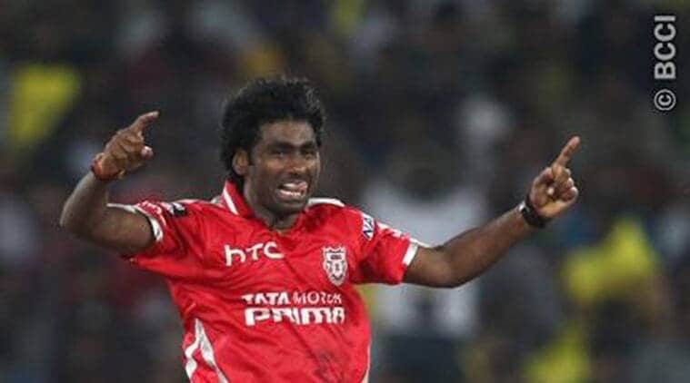  ಕಠಿಣ ಗುರಿ ಪಡೆದ ಚೆನ್ನೈ ಸೂಪರ್ ಕಿಂಗ್ಸ್ ಎರಡನೇ ಎಸೆತದಲ್ಲಿ ತಮ್ಮ ಮೊದಲ ವಿಕೆಟ್ ಕಳೆದುಕೊಂಡಿತು. ಬಳಿಕ ಕ್ರೀಸ್​ಗಿಳಿದ ಸುರೇಶ್ ರೈನಾ ಸ್ಪೋಟಕ ಬ್ಯಾಟಿಂಗ್ ಆರಂಭಿಸಿದ್ದರು. ಪಂದ್ಯದ ಆರನೇ ಓವರ್​ನಲ್ಲಿ ಸಿಡಿಲಬ್ಬರ ಬ್ಯಾಟಿಂಗ್ ನಡೆಸಿ ಪರ್ವಿಂದರ್ ಅವನಾ ಅವರನ್ನು ಬೆಂಡೆತ್ತಿದ್ದರು. ಆ ಓವರ್‌ನಲ್ಲಿ ಸುರೇಶ್ ರೈನಾ 5 ಬೌಂಡರಿ ಮತ್ತು 2 ಸಿಕ್ಸರ್​ನೊಂದಿಗೆ ಒಟ್ಟು 33 ರನ್​ ಗಳಿಸಿದ್ದರು.