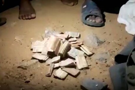 ಭಿಕ್ಷುಕನ ಗಂಟಿನಲ್ಲಿ ಗರಿಗರಿ ನೋಟುಗಳು ಕಂಡು ದಂಗಾದ ಗ್ರಾಮಸ್ಥರು ಭಿಕ್ಷುಕನ ಗಂಟಿನಲ್ಲಿ ಗರಿಗರಿ ನೋಟುಗಳು ಕಂಡು ದಂಗಾದ ಗ್ರಾಮಸ್ಥರು