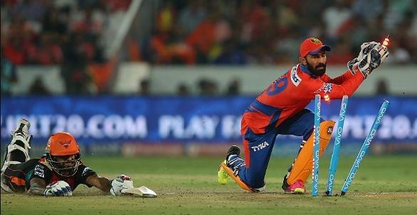  2- ಶಿಖರ್ ಧವನ್: ಐಪಿಎಲ್‌ನಲ್ಲಿ ಹೆಚ್ಚು ಬೌಂಡರಿ ಗಳಿಸಿದ ದಾಖಲೆ ಹೊಂದಿರುವ ಆಟಗಾರ ಎಂಬ ದಾಖಲೆ ಶಿಖರ್ ಧವನ್ ಹೆಸರಿನಲ್ಲಿದೆ. ಇದರ ಜೊತೆ 159 ಪಂದ್ಯಗಳಲ್ಲಿ 14 ಬಾರಿ ರನೌಟ್ ಆಗಿ ಅತೀ ಹೆಚ್ಚು ಬಾರಿ ರನೌಟ್ ಆದ ಬ್ಯಾಟ್ಸ್​ಮನ್​ಗಳ ಪಟ್ಟಿಯಲ್ಲಿ 2ನೇ ಸ್ಥಾನ ಅಲಂಕರಿಸಿದ್ದಾರೆ.