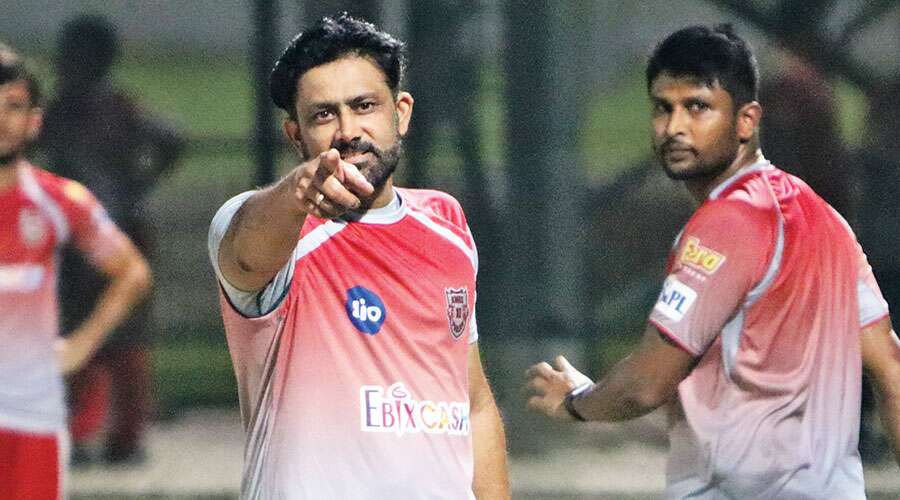  ಕಿಂಗ್ಸ್ ಇಲೆವೆನ್ ಪಂಜಾಬ್: ವಿದೇಶಿ ಕೋಚ್​ಗಳ ಮಧ್ಯೆ ಏಕೈಕ ಭಾರತೀಯ ಕೋಚ್ ಆಗಿ ಟೀಮ್ ಇಂಡಿಯಾದ ಮಾಜಿ ಕ್ರಿಕೆಟಿಗ ಅನಿಲ್ ಕುಂಬ್ಳೆ ಕಿಂಗ್ಸ್ ಇಲೆವೆನ್ ತಂಡವನ್ನು ಪ್ರತಿನಿಧಿಸುತ್ತಿದ್ದಾರೆ.