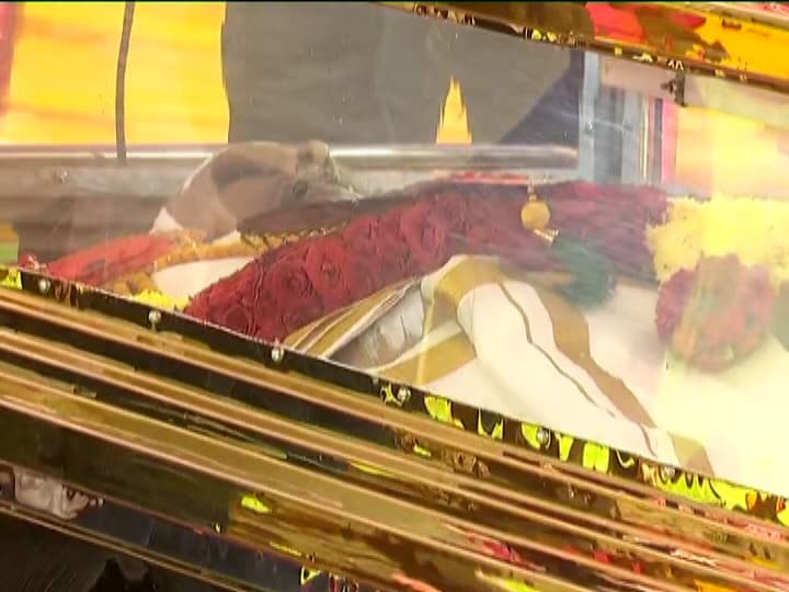 ಎಸ್ ಪಿ. ಬಾಲಸುಬ್ರಹ್ಮಣ್ಯಂ ಅವರ ಅಂತ್ಯಕ್ರಿಯೆಲ್ಲಿ ಗಣ್ಯರು ಹಾಗೂ ಅಭಿಮಾನಿಗಳು ಭಾಗಿಯಾಗಿದ್ದಾರೆ.