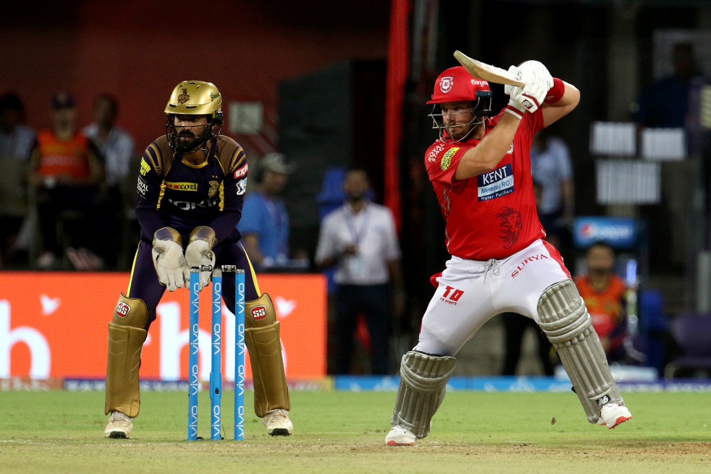  2016 ರಲ್ಲಿ ಗುಜರಾತ್ ಲಯನ್ಸ್ ತಂಡದಲ್ಲಿ ಕಾಣಿಸಿಕೊಂಡ ಫಿಂಚ್ ಎರಡು ಸೀಸನ್ ಆಡಿದ್ದರು. 2018 ರಲ್ಲಿ ಕಿಂಗ್ಸ್ ಇಲೆವೆನ್ ಪಂಜಾಬ್‌ ಪರ ಬ್ಯಾಟ್ ಬೀಸಿ ಗಮನ ಸೆಳೆದರು. ವೈಯುಕ್ತಿಕ ಕಾರಣಗಳಿಂದ ಫಿಂಚ್ 2019ರ ಐಪಿಎಲ್​ನಲ್ಲಿ ಭಾಗವಹಿಸಿರಲಿಲ್ಲ.