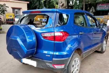 ನೆಲಮಂಗಲ: ವಿಚ್ಛೇದನ ಪಡೆದ ಮರುಕ್ಷಣವೇ ವಕೀಲರ ಕಚೇರಿ ಆವರಣದಲ್ಲಿ ಗಂಡನ ಕಾರನ್ನು ಪುಡಿ ಪುಡಿ ಮಾಡಿದ ಹೆಂಡತಿ ನೆಲಮಂಗಲ: ವಿಚ್ಛೇದನ ಪಡೆದ ಮರುಕ್ಷಣವೇ ವಕೀಲರ ಕಚೇರಿ ಆವರಣದಲ್ಲಿ ಗಂಡನ ಕಾರನ್ನು ಪುಡಿ ಪುಡಿ ಮಾಡಿದ ಹೆಂಡತಿ