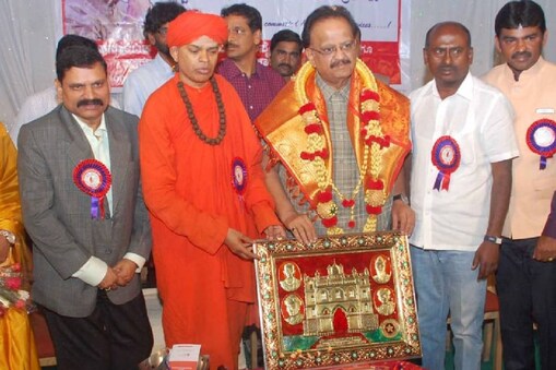 ಎಸ್​ಪಿ ಬಾಲಸುಬ್ರಹ್ಮಣ್ಯಂ ಅವರು ಮುರುಘಾ ಮಠಕ್ಕೆ ಭೇಟಿ ನೀಡಿದ್ದಾಗ ತೆಗೆದ ಚಿತ್ರ