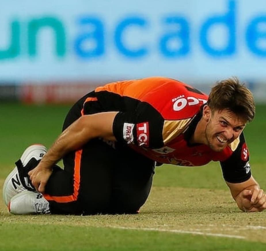  ಮಿಚೆಲ್ ಮಾರ್ಷ್ ಗಾಯಾಳು: ಸನ್ ರೈಸರ್ಸ್ ಹೈದಾರಾಬಾದ್ ತಂಡದ ಪ್ರಮುಖ ಬಾಲರ್ ಮಿಚೆಲ್ ಮಾರ್ಷ್ ಮೊದಲ ಓವರ್ನಲ್ಲೇ ಗಾಯಗೊಂಡು ಹೊರ ನಡೆದರು. ಇದು ನೇರವಾಗಿ ಆರ್ ಸಿಬಿಗೆ ವರದಾನಾವಯ್ತು ಎನ್ನಬಹುದು. ಐಪಿಎಲ್ನಲ್ಲಿ ಅವರು ಈವರೆಗೆ 21 ಪಂದ್ಯಗಳನ್ನಾಡಿದ್ದು, 20 ವಿಕೆಟ್ ತೆಗೆದಿದ್ದಾರೆ. 225 ರನ್ ಬಾರಿಸಿದ್ದಾರೆ. ಹೀಗಾಗಿ, ಅವರು ನಿನ್ನೆ ಇದ್ದಿದ್ದರೆ ಹೈದರಾಬಾದ್ಗೆ ಬೌಲಿಂಗ್ ಹಾಗೂ ಬ್ಯಾಟಿಂಗ್ ಎರಡಲ್ಲೂ ಆಧಾರವಾಗುತ್ತಿದ್ದರು.