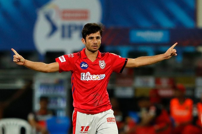  ತಂಡದ ಮೊತ್ತ 83 ಇದ್ದಾಗ ಗ್ಲೆನ್ ಮ್ಯಾಕ್ಸ್​ವೆಲ್ ಬೌಲಿಂಗ್​ನಲ್ಲಿ ಕ್ಲೀನ್ ಬೌಲ್ಡ್ ಆಗುವ ಮೂಲಕ ಶಿವಂ ದುಬೆ(12) ನಿರ್ಗಮಿಸಿದರು. ಇನ್ನು ಬೆಂದ ಬೆನ್ನಲ್ಲೇ ಶೂನ್ಯಕ್ಕೆ ವಿಕೆಟ್ ಒಪ್ಪಿಸಿ ಉಮೇಶ್ ಯಾದವ್ ಕೂಡ ಮರಳಿದರು. ಆರ್​ಸಿಬಿ ಮೊತ್ತವನ್ನು 100ರ ಗಡಿದಾಟಿಸಿದ ವಾಷಿಂಗ್ಟನ್ ಸುಂದರ್ (30), ಬಿಷ್ಣೋಯ್ ಎಸೆತದಲ್ಲಿ ಕ್ಯಾಚ್ ನೀಡಿ ತಮ್ಮ ಹೋರಾಟವನ್ನು ಅಂತ್ಯಗೊಳಿಸಿದರು.