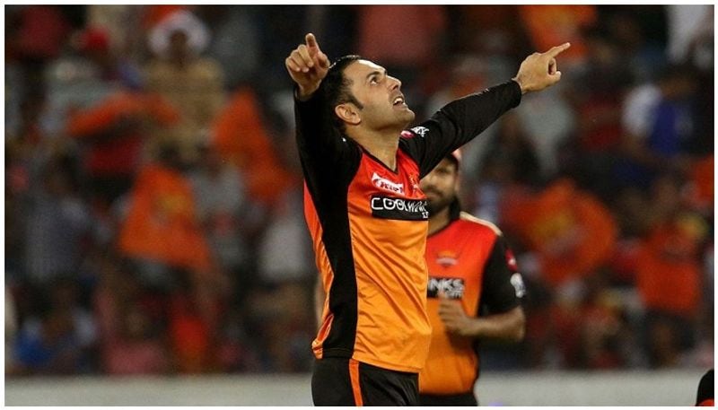  ಇನ್ನು ಕೆಲ ಕ್ರಿಕೆಟಿಗರು ಐಪಿಎಲ್ ಮೂಲಕ ವಿಶ್ವ ಪ್ರಸಿದ್ಧಿ ಪಡೆದಿದ್ದಾರೆ. ಈ ಪಟ್ಟಿಯಲ್ಲಿರುವ ಆಟಗಾರರಲ್ಲಿ ಅಫ್ಘಾನಿಸ್ತಾನದ ಆಲ್​ರೌಂಡರ್ ಮೊಹಮ್ಮದ್ ನಬಿ ಕೂಡ ಒಬ್ಬರು.