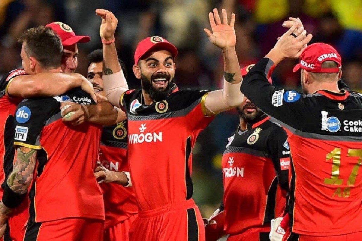  RCB:  ಆರೋನ್ ಫಿಂಚ್, ದೇವದತ್ ಪಡಿಕ್ಕಲ್, ವಿರಾಟ್ ಕೊಹ್ಲಿ ( ನಾಯಕ), ಎಬಿ ಡಿವಿಲಿಯರ್ಸ್, ಜೋಶ್ ಫಿಲಿಪ್ (ವಿಕೆಟ್ ಕೀಪರ್), ವಾಷಿಂಗ್ಟನ್ ಸುಂದರ್, ಶಿವಮ್ ದುಬೆ, ನವದೀಪ್ ಸೈನಿ, ಉಮೇಶ್ ಯಾದವ್, ಡೇಲ್ ಸ್ಟೇನ್, ಯುಜುವೇಂದ್ರ ಚಹಲ್.
