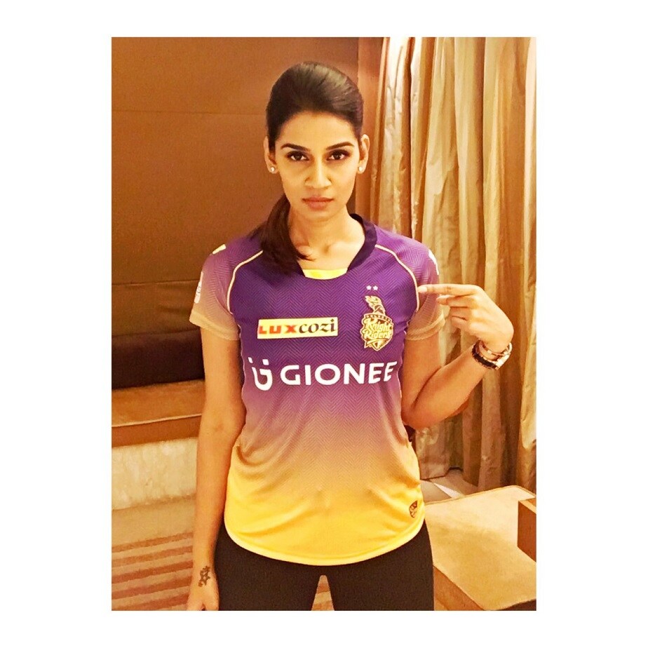  ಇವರ ಜೊತೆಗೆ ಸುರೇನ್ ಸುಂದರಂ, ಕಿರಾ ನಾರಾಯಣನ್, ನಸ್​ಪ್ರೀತ್ ಕೌರ್, ತಾನ್ಯಾ ಪುರೋಹಿತ್, ದೀರಜ್ ಜುನೇಜಾ, ಜತಿನ್ ಸಪ್ರು, ಸುಹೇಲ್ ಚಂದೋಕ್, ಸಂಜನಾ ಗಣೇಶನ್, ಅನಂತ್ ತ್ಯಾಗಿ ಸೇರಿದಂತೆ 9 ಮಂದಿ ಐಪಿಎಲ್​ನ ನಿರೂಪಣೆ ಜವಾಬ್ದಾರಿ ಹೊತ್ತಿಕೊಂಡಿದ್ದಾರೆ.