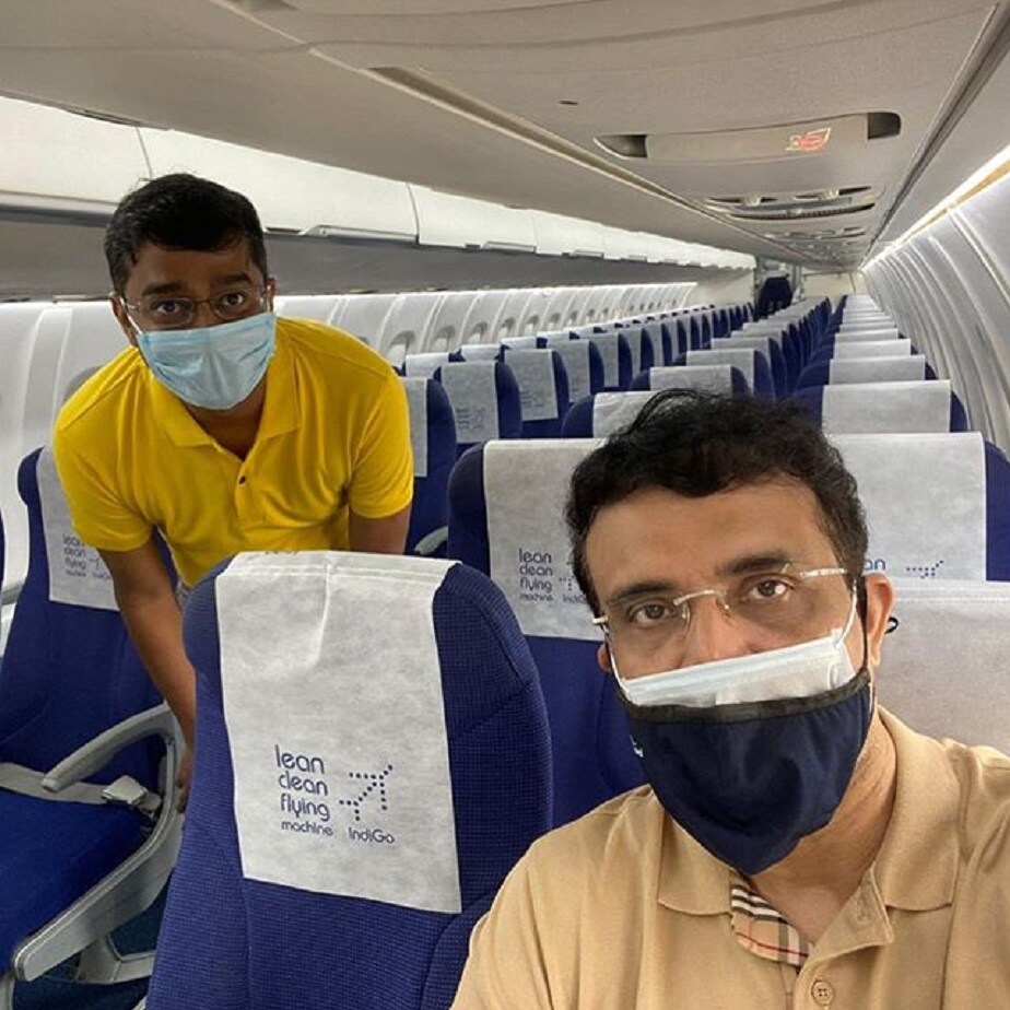  ಆದರೆ, ಗಂಗೂಲಿ ವಿಮಾನದಲ್ಲಿ ಏಕಾಂಗಿಯಾಗಿ ಎಕಾನಮಿ ಕ್ಲಾಸ್ ಸೀಟ್​ನಲ್ಲಿ ಕೂತಿರುವುದು ನೋಡಿ ನೆಟ್ಟಿಗರು ಕಾಲೆಳೆದಿದ್ದಾರೆ.