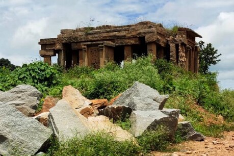 ರಸ್ತೆ ಅಭಿವೃದ್ದಿ ನೆಪದಲ್ಲಿ ವಿಜಯನಗರ ಕಾಲದ ಶಿಲಾಶಾಸನ ನಾಶ ರಸ್ತೆ ಅಭಿವೃದ್ದಿ ನೆಪದಲ್ಲಿ ವಿಜಯನಗರ ಕಾಲದ ಶಿಲಾಶಾಸನ ನಾಶ