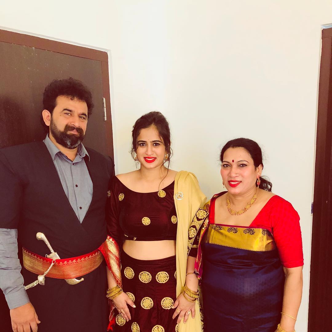 ಅಪ್ಪ ಹಾಗೂ ಅಮ್ಮನೊಂದಿಗೆ ತಪಸ್ವಿನಿ ಪೂಣಚ್ಚ