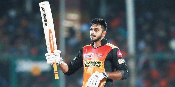  ಇದಕ್ಕೆ ಹೆಚ್ಚಿನ ಆತ್ಮ ವಿಶ್ವಾಸದಿಂದಲೇ ಉತ್ತರಿಸಿದ ವಿಜಯ್ ಶಂಕರ್, ನನ್ನ ಹೆಸರಿನಲ್ಲಿ ಈಗಾಗಲೇ ಒಂದು ದಾಖಲೆಯಿದೆ. ಶೂನ್ಯಕ್ಕೆ ಔಟಾಗದೇ ಅತೀ ಹೆಚ್ಚು ಇನಿಂಗ್ಸ್​​ನಲ್ಲಿ ಆಡಿದ ಭಾರತೀಯ ಬ್ಯಾಟ್ಸಮನ್ ಎಂಬ ರೆಕಾರ್ಡ್​ ನನ್ನ ಹೆಸರಿನಲ್ಲಿದೆ.