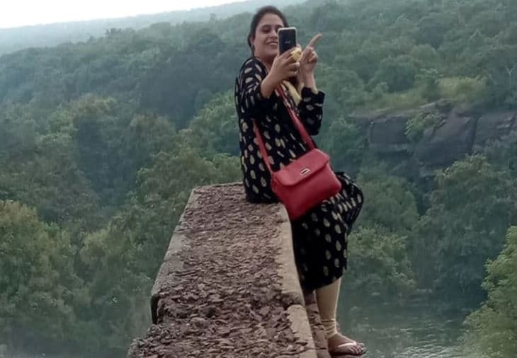 while taking selfiedoctors wife falls into dam, selfie, selfie craze, selfie craze in people, women fells dam while taking selfie , ಸೆಲ್ಫಿ, ಸೆಲ್ಫಿ ಕ್ರೇಜ್