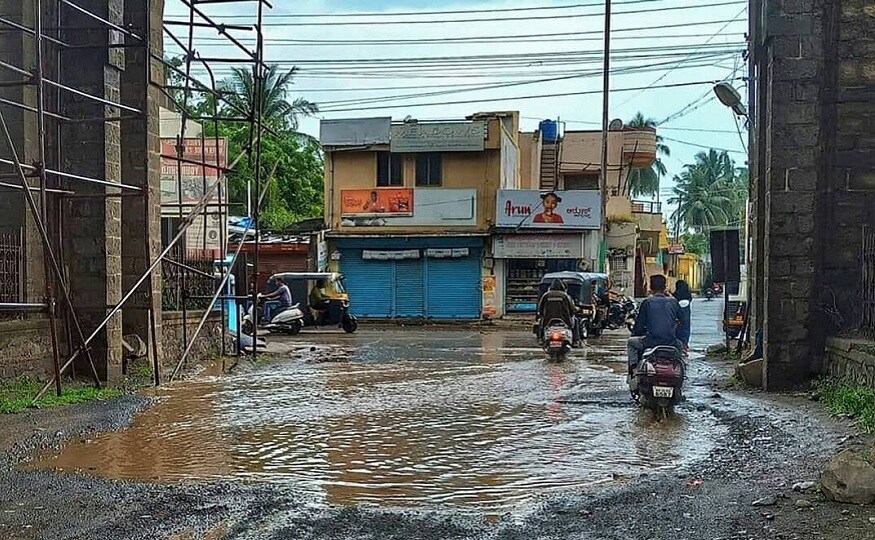Heavy Rain in Vijayapura Youths Planted Saplings in Pothole.