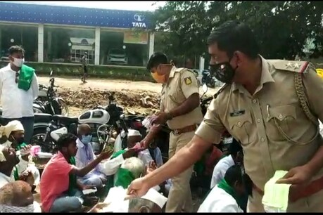 ಮಾನವೀಯತೆ ಮೆರೆದ ಚಿಕ್ಕೋಡಿ ಪೊಲೀಸರು; ಪ್ರತಿಭಟನಾಕಾರರಿಗೆ ನೀರು, ಮಾಸ್ಕ್, ಸ್ಯಾನಿಟೈಸರ್ ವಿತರಣೆ ಮಾನವೀಯತೆ ಮೆರೆದ ಚಿಕ್ಕೋಡಿ ಪೊಲೀಸರು; ಪ್ರತಿಭಟನಾಕಾರರಿಗೆ ನೀರು, ಮಾಸ್ಕ್, ಸ್ಯಾನಿಟೈಸರ್ ವಿತರಣೆ