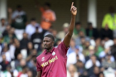  ಅದರಂತೆ ಆಸ್ಟ್ರೇಲಿಯಾ ಕ್ರಿಕೆಟಿಗನ ಬದಲಿಯಾಗಿ ವೆಸ್ಟ್ ಇಂಡೀಸ್ ಆಲ್​ರೌಂಡರ್​ಗೆ ಬುಲಾವ್ ನೀಡಲಾಗಿದೆ. ಹೌದು, ವಿಂಡೀಸ್ ಆಟಗಾರ ಜೇಸನ್ ಹೋಲ್ಡರ್ ಶೀಘ್ರದಲ್ಲೇ ಸನ್​ರೈಸರ್ಸ್​ ಹೈದರಾಬಾದ್ ತಂಡವನ್ನು ಕೂಡಿಕೊಳ್ಳಲಿದ್ದಾರೆ.