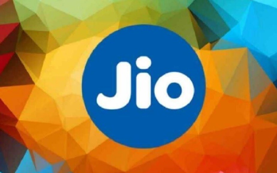  ಜಿಯೋ ಕ್ರಿಕೆಟ್ ಪ್ಲೇ ಅಲಾಂಗ್ ನಲ್ಲಿ ಆಡುವ ಮೂಲಕ ಜಿಯೋ ಬಳಕೆದಾರರು ಅತ್ಯಾಕರ್ಷಕ ಬಹುಮಾನಗಳನ್ನು ಪಡೆಯಬಹುದು. ಹೆಚ್ಚುವರಿಯಾಗಿ, ಪಂದ್ಯದ ಆರಂಭಕ್ಕೂ ಮುನ್ನವೇ ನಡೆಯುವ ಪ್ರಶ್ನೆಗಳಿಗೆ ಉತ್ತರಿಸಬಹುದು. ಪೋಲ್ಸ್, ರಸಪ್ರಶ್ನೆಗಳು ಮತ್ತು ನಿಮ್ಮ ಮೆಚ್ಚಿನ ತಂಡಕ್ಕೆ ‘ಸ್ಟಿಕ್ಕರ್ ಚಾಟ್’ ಮೂಲಕ ಮೆರಗು ನೀಡಿ ಮತ್ತು ಸ್ಕೋರ್‌ಗಳು, ಪಂದ್ಯದ ವೇಳಾಪಟ್ಟಿಗಳು, ಫಲಿತಾಂಶಗಳು ಮತ್ತು ಹೆಚ್ಚಿನವುಗಳನ್ನು ಬಳಕೆ ಮಾಡಬಹುದಾಗಿದೆ.