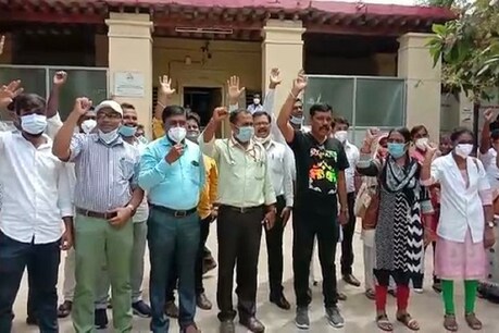 Kalburgi: ಕಲಬುರ್ಗಿಯಲ್ಲಿ ಮುಂದುವರಿದ ಗುತ್ತಿಗೆ ವೈದ್ಯರ ಮುಷ್ಕರ; ಕೊರೋನಾ ವರದಿ ನೀಡಲು ನಕಾರ Kalburgi: ಕಲಬುರ್ಗಿಯಲ್ಲಿ ಮುಂದುವರಿದ ಗುತ್ತಿಗೆ ವೈದ್ಯರ ಮುಷ್ಕರ; ಕೊರೋನಾ ವರದಿ ನೀಡಲು ನಕಾರ