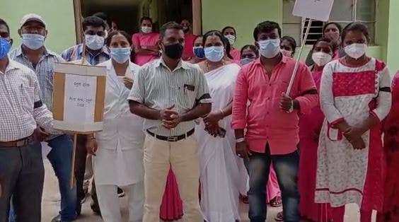 hassan Lab technician assault by man for giving corona positive report corona corona effect, corona patient, corona positive, corona symptom, corona case in Karnataka, corona cases in india, corona pandemic, world suffering from corona pandemic, corona vaccine, ಕೊರೋನಾ ಪಾಸಿಟಿವ್, ಕೊರೋನಾ ಸೋಂಕು, ಕೊರೋನಾ ಲಸಿಕೆ