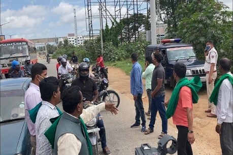 Karnataka Bandh: ಮೈಸೂರಿನಲ್ಲಿ ಸಾಂಕೇತಿಕವಾಗಿ ರಸ್ತೆ ತಡೆ; ಅರ್ಧ ಗಂಟೆಗೆ ಮುಕ್ತಾಯವಾದ ರೈತರ ಪ್ರತಿಭಟನೆ Karnataka Bandh: ಮೈಸೂರಿನಲ್ಲಿ ಸಾಂಕೇತಿಕವಾಗಿ ರಸ್ತೆ ತಡೆ; ಅರ್ಧ ಗಂಟೆಗೆ ಮುಕ್ತಾಯವಾದ ರೈತರ ಪ್ರತಿಭಟನೆ