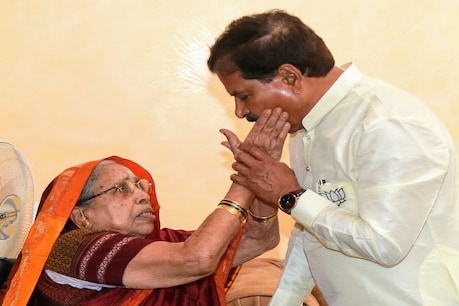 Suresh Angadi: ಕೇಂದ್ರ ಸಚಿವ ಸುರೇಶ್ ಅಂಗಡಿ ನಿಧನ; ಬೆಳಗಾವಿಯಲ್ಲಿ ಮಗನ ನೆನೆದು ಕಣ್ಣೀರಿಟ್ಟ ತಾಯಿ Suresh Angadi: ಕೇಂದ್ರ ಸಚಿವ ಸುರೇಶ್ ಅಂಗಡಿ ನಿಧನ; ಬೆಳಗಾವಿಯಲ್ಲಿ ಮಗನ ನೆನೆದು ಕಣ್ಣೀರಿಟ್ಟ ತಾಯಿ