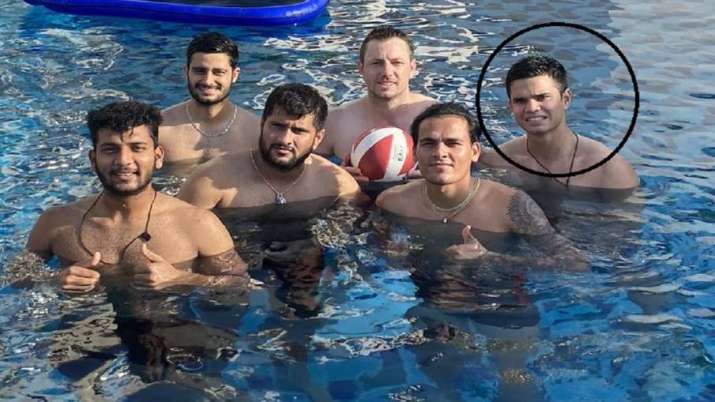  ಇದರ ನಡುವೆ ಮುಂಬೈ ಇಂಡಿಯನ್ಸ್ ತಂಡ ಹಂಚಿಕೊಂಡ ಫೋಟೋವೊಂದು ಇದೀಗ ಸಾಮಾಜಿಕ ಜಾಲತಾಣದಲ್ಲಿ ಚರ್ಚೆಗೆ ಕಾರಣವಾಗಿದೆ. ಇದಕ್ಕೆ ಕಾರಣ ಫೋಟೋದಲ್ಲಿ ಸಚಿನ್ ತೆಂಡೂಲ್ಕರ್ ಪುತ್ರ ಅರ್ಜುನ್ ತೆಂಡೂಲ್ಕರ್ ಕಾಣಿಸಿಕೊಂಡಿರುವುದು.