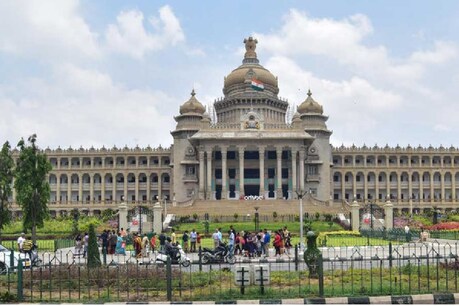 ಮುಂಗಾರು ಅಧಿವೇಶನ: ಸರ್ಕಾರವನ್ನು ಕಟ್ಟಿ ಹಾಕಲು ಕಾಂಗ್ರೆಸ್ನಿಂದ ಹೊಸ ಅಸ್ತ್ರ; ಜೆಡಿಎಸ್ ನಡೆ ನಿಗೂಢ ಮುಂಗಾರು ಅಧಿವೇಶನ: ಸರ್ಕಾರವನ್ನು ಕಟ್ಟಿ ಹಾಕಲು ಕಾಂಗ್ರೆಸ್ನಿಂದ ಹೊಸ ಅಸ್ತ್ರ; ಜೆಡಿಎಸ್ ನಡೆ ನಿಗೂಢ