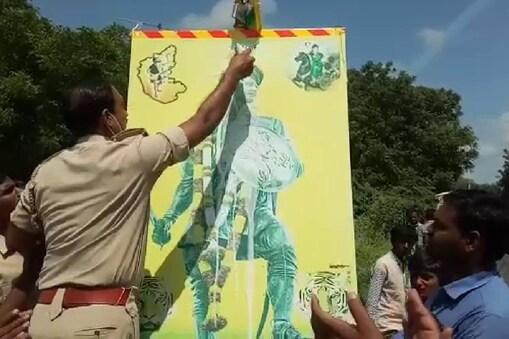 ಸಂಗೊಳ್ಳಿ ರಾಯಣ್ಣನ  ಕಟೌಟ್​​​ಗೆ ಕ್ಷೀರಾಭಿಷೇಕ ಮಾಡಿದ ಪಿಎಸ್​ಐ