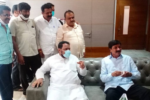 ಡಿಸಿಎಂ ಲಕ್ಷ್ಮಣ ಸವದಿ ಮತ್ತು ಸಚಿವ ರಮೇಶ್ ಜಾರಕಿಹೊಳಿ