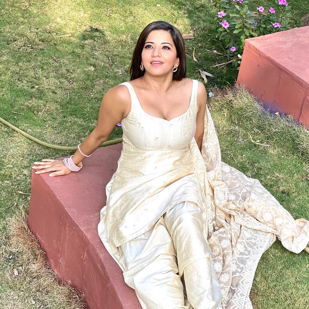 Monalisa, Rashmi Desai, Jacqueline Fernandez, actress topless photo, Jacqueline Fernandez topless photo, Jacqueline Fernandez 46 million followers, social media, viral news, viral photos, bollywood,, Jacqueline Fernandez, Jacqueline Fernandez latest photoshoot, Jacqueline Fernandez latest photos, Jacqueline Fernandez new movies, Jacqueline Fernandez hot photos, Jacqueline Fernandez Instagram, Bollywood, ಜಾಕ್ವೆಲಿನ್ ಫರ್ನಾಂಡಿಸ್, ಜಾಕ್ವೆಲಿನ್ ಇನ್ಸ್ಟಾಗ್ರಾಂ, ಜಾಕ್ವೆಲಿನ್ ಹೊಸ ಫೋಟೋಶೂಟ್, ಜಾಕ್ವೆಲಿನ್ ಫರ್ನಾಂಡಿಸ್, ಟಾಪ್ಲೆಸ್ ಫೋಟೋ ಹಂಚಿಕೊಂಡ ಜಾಕ್ವೆಲಿನ್, ಬಾಲಿವುಡ್ ನಟಿ ಜಾಕ್ವೆಲಿನ್, ರಶ್ಮಿ ದೇಸಾಯಿ, ಮೊನಾಲಿಸಾ