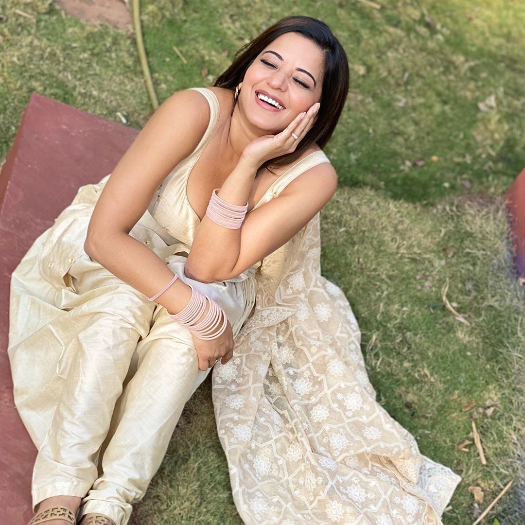 Monalisa, Rashmi Desai, Jacqueline Fernandez, actress topless photo, Jacqueline Fernandez topless photo, Jacqueline Fernandez 46 million followers, social media, viral news, viral photos, bollywood,, Jacqueline Fernandez, Jacqueline Fernandez latest photoshoot, Jacqueline Fernandez latest photos, Jacqueline Fernandez new movies, Jacqueline Fernandez hot photos, Jacqueline Fernandez Instagram, Bollywood, ಜಾಕ್ವೆಲಿನ್ ಫರ್ನಾಂಡಿಸ್, ಜಾಕ್ವೆಲಿನ್ ಇನ್ಸ್ಟಾಗ್ರಾಂ, ಜಾಕ್ವೆಲಿನ್ ಹೊಸ ಫೋಟೋಶೂಟ್, ಜಾಕ್ವೆಲಿನ್ ಫರ್ನಾಂಡಿಸ್, ಟಾಪ್ಲೆಸ್ ಫೋಟೋ ಹಂಚಿಕೊಂಡ ಜಾಕ್ವೆಲಿನ್, ಬಾಲಿವುಡ್ ನಟಿ ಜಾಕ್ವೆಲಿನ್, ರಶ್ಮಿ ದೇಸಾಯಿ, ಮೊನಾಲಿಸಾ