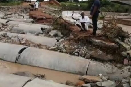 Heavy Rain : ಭಾರೀ ಮಳೆಗೆ ಕೊಚ್ಚಿ ಹೋದ ಬಂಡರಗಲ್- ಹೂಲಗೇರಿ ಸಂಪರ್ಕ ಸೇತುವೆ Heavy Rain : ಭಾರೀ ಮಳೆಗೆ ಕೊಚ್ಚಿ ಹೋದ ಬಂಡರಗಲ್- ಹೂಲಗೇರಿ ಸಂಪರ್ಕ ಸೇತುವೆ