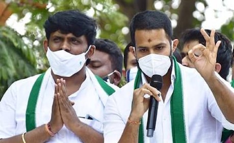 Karnataka Bypolls 2020: ರಂಗೇರಿದ ಚುನಾವಣಾ ಕಣದಲ್ಲಿ ಜಾಗ್ವಾರ್ ಮಿಂಚಿನ ಪ್ರಚಾರ Karnataka Bypolls 2020: ರಂಗೇರಿದ ಚುನಾವಣಾ ಕಣದಲ್ಲಿ ಜಾಗ್ವಾರ್ ಮಿಂಚಿನ ಪ್ರಚಾರ
