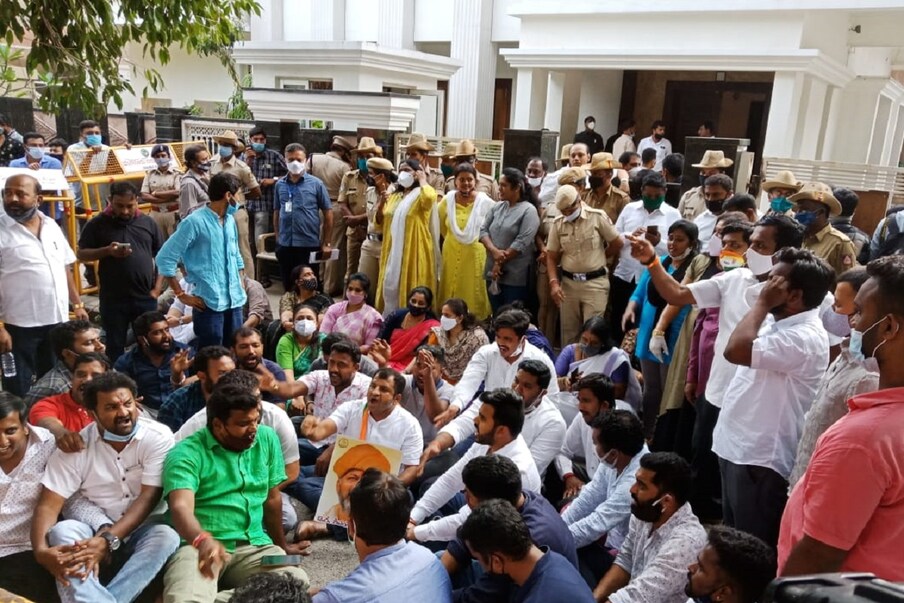  ಡಿಕೆಶಿವಕುಮಾರ್​ ಮನೆ ಮೇಲಿನ ದಾಳಿ ಖಂಡಿಸಿ ಅವರ ಅಭಿಮಾನಿಗಳು ಸದಾಶಿವನಗರ ಅವರ ಮನೆ ಮುಂದೆ ಪ್ರತಿಭಟನೆ ನಡೆಸಿದ್ದಾರೆ.