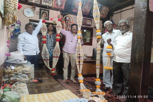 ಸಾಯಿಬಾಬಾನ ಜಯಂತ್ಯುತ್ಸವಕ್ಕೆ ಹಾವೇರಿಯಲ್ಲಿ ತಯಾರಾಗುತ್ತಿರುವ ಏಲಕ್ಕಿ ಹಾರಗಳು.