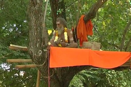 ಕೊರೋನಾ ಸಾಯಲಿ ಎಂದು ಮರದ ಮೇಲೆ ಅನುಷ್ಠಾನ ; ಒಂಬತ್ತು ದಿನಗಳ ನಿರಾಹಾರ ಅನುಷ್ಠಾನ ಅಂತ್ಯ ಕೊರೋನಾ ಸಾಯಲಿ ಎಂದು ಮರದ ಮೇಲೆ ಅನುಷ್ಠಾನ ; ಒಂಬತ್ತು ದಿನಗಳ ನಿರಾಹಾರ ಅನುಷ್ಠಾನ ಅಂತ್ಯ