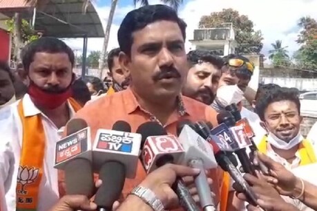 ಯಡಿಯೂರಪ್ಪ ಸಿಎಂ ಸ್ಥಾನದಿಂದ ಕೆಳಗಿಳಿಯಲಿದ್ದಾರೆ ಅನ್ನೋಕೆ ಸಿದ್ಧರಾಮಯ್ಯ ಯಾರು; ವಿಜಯೇಂದ್ರ ಕಿಡಿ ಯಡಿಯೂರಪ್ಪ ಸಿಎಂ ಸ್ಥಾನದಿಂದ ಕೆಳಗಿಳಿಯಲಿದ್ದಾರೆ ಅನ್ನೋಕೆ ಸಿದ್ಧರಾಮಯ್ಯ ಯಾರು; ವಿಜಯೇಂದ್ರ ಕಿಡಿ