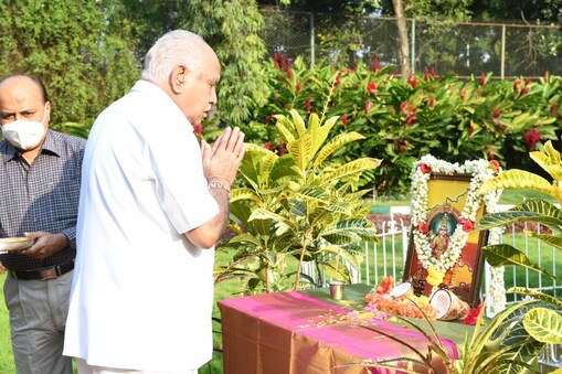 ಅಧಿಕೃತ ನಿವಾಸ ಕಾವೇರಿಯಲ್ಲಿ  ತಾಯಿ ಭುವನೇಶ್ವರಿಯ ಭಾವಚಿತ್ರಕ್ಕೆ ಪುಷ್ಪ ನಮನ ಸಲ್ಲಿಸಿದ ಸಿಎಂ ಯಡಿಯೂರಪ್ಪ