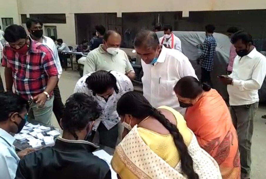  ಜಾಲಹಳ್ಳಿ ವಾರ್ಡ್​ನ ಸೇಂಟ್ ಕ್ಲಾರೆಡ್ ಮತಕೇಂದ್ರದಲ್ಲಿ ನಿವೃತ್ತ ಐಪಿಎಸ್ ಅಧಿಕಾರಿ ಸಂಗ್ರಾಮ್ ಸಿಂಗ್