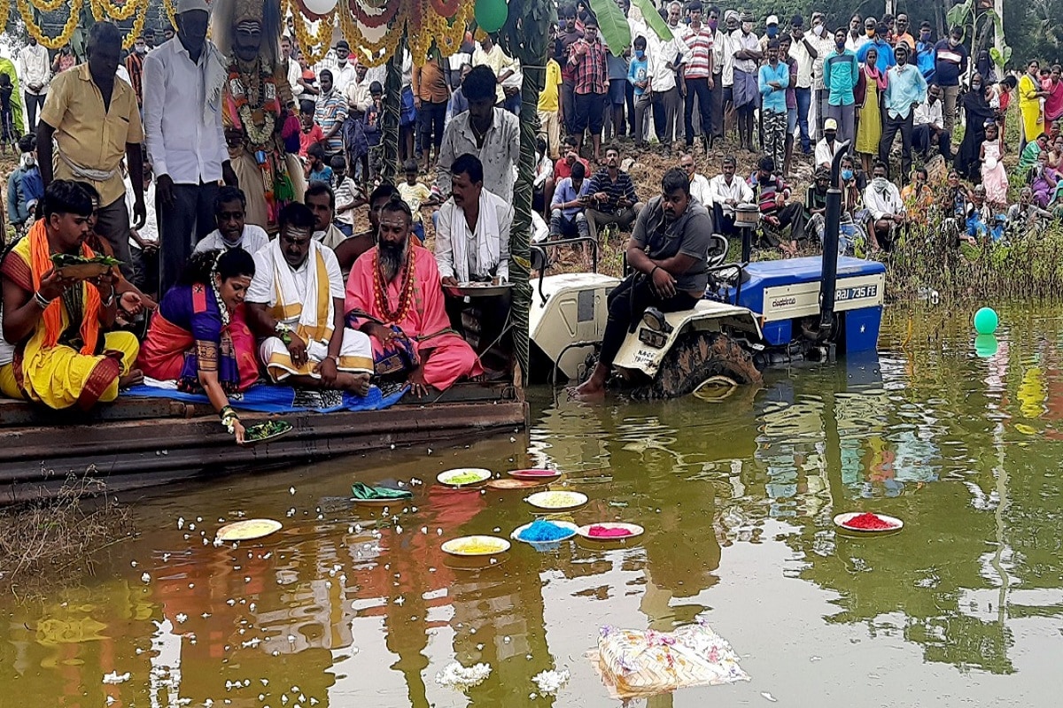 hassan politics Congress-JDS MLAs offer bagina for lake in channarayapatna