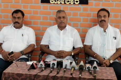 ನಂಜೇಗೌಡ ವಿರುದ್ಧ ಸಂಸದ ಮುನಿಸ್ವಾಮಿ ಆಡಿಯೋ ಬಾಂಬ್; ಆರೋಪ ಸಾಬೀತಾದರೆ ರಾಜೀನಾಮೆಗೆ ಸಿದ್ಧ ಎಂದ ಕೈ ಶಾಸಕ ನಂಜೇಗೌಡ ವಿರುದ್ಧ ಸಂಸದ ಮುನಿಸ್ವಾಮಿ ಆಡಿಯೋ ಬಾಂಬ್; ಆರೋಪ ಸಾಬೀತಾದರೆ ರಾಜೀನಾಮೆಗೆ ಸಿದ್ಧ ಎಂದ ಕೈ ಶಾಸಕ