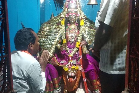 ಸಚಿವ ಸ್ಥಾನ ಉಳಿಸಿಕೊಳ್ಳಲು ದೇವರ ಮೊರೆ ಹೋದ ಸಚಿವ ಪ್ರಭು ಚವ್ಹಾಣ : ಗಡೇ ದುರ್ಗಾದೇವಿಗೆ ವಿಶೇಷ ಪೂಜೆ ಸಚಿವ ಸ್ಥಾನ ಉಳಿಸಿಕೊಳ್ಳಲು ದೇವರ ಮೊರೆ ಹೋದ ಸಚಿವ ಪ್ರಭು ಚವ್ಹಾಣ : ಗಡೇ ದುರ್ಗಾದೇವಿಗೆ ವಿಶೇಷ ಪೂಜೆ