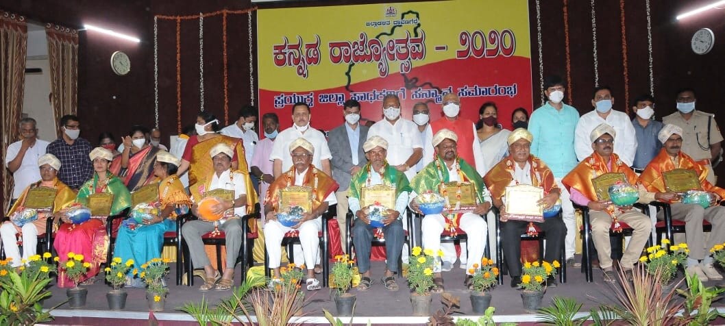 Various Achievers honoured in Davangere as a precursor to Kannada Rajyotsava