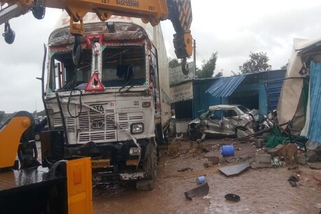 Accident: ಚಾಲಕನ ನಿಯಂತ್ರಣ ತಪ್ಪಿ ಟೀ ಅಂಗಡಿಗೆ ನುಗ್ಗಿದ ಲಾರಿ; 5 ಅಮಾಯಕ ಜೀವಗಳು ಬಲಿ Accident: ಚಾಲಕನ ನಿಯಂತ್ರಣ ತಪ್ಪಿ ಟೀ ಅಂಗಡಿಗೆ ನುಗ್ಗಿದ ಲಾರಿ; 5 ಅಮಾಯಕ ಜೀವಗಳು ಬಲಿ